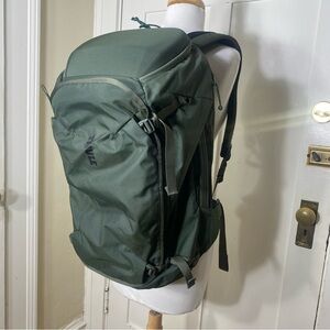 Thule Landmark 40L Travel Hiking Pack Backpack Mens Fit Forrest Green